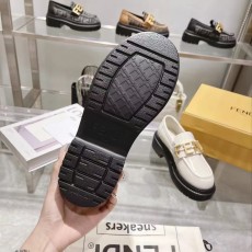 펜디 여성 로퍼