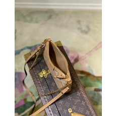 루이비통 이지 파우치 온 스트랩 M81137