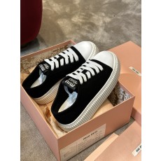 미우미우 여성 스니커즈