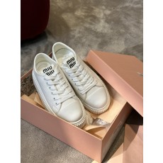 미우미우 여성 스니커즈