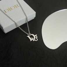 디올 목걸이