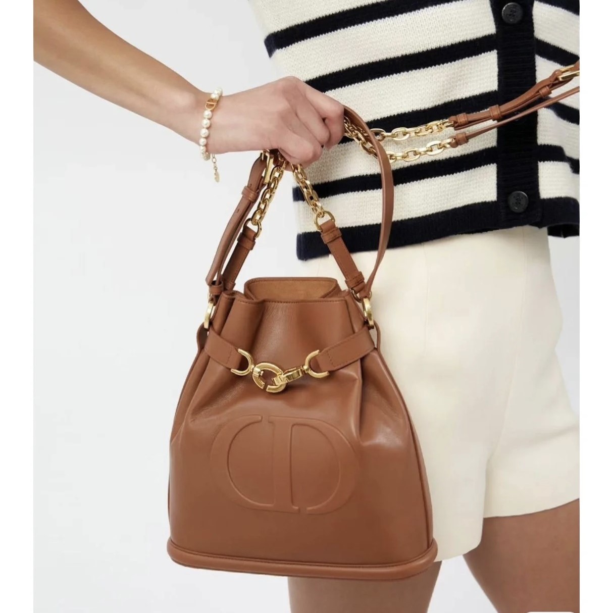 디올 버킷백 세 디올 미디움 카프스킨